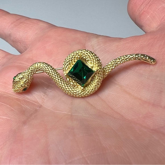 Snake with Emerald Simulant Gold Tone Brooch Pin - Picture 1 of 3